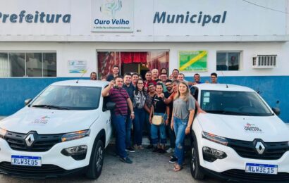 Prefeito de Ouro Velho entrega dois veículos 0km para atender demandas do município