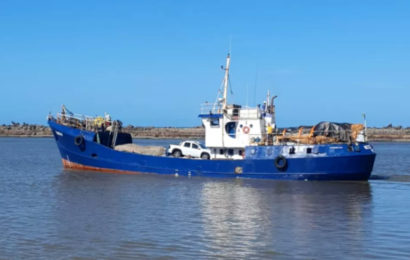 Marinha faz buscas por desaparecidos após naufrágio de embarcação em Cabedelo