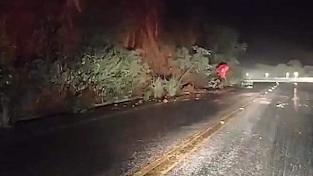 Pedras deslizam na Serra de Teixeira durante chuva nesta sexta-feira (03)