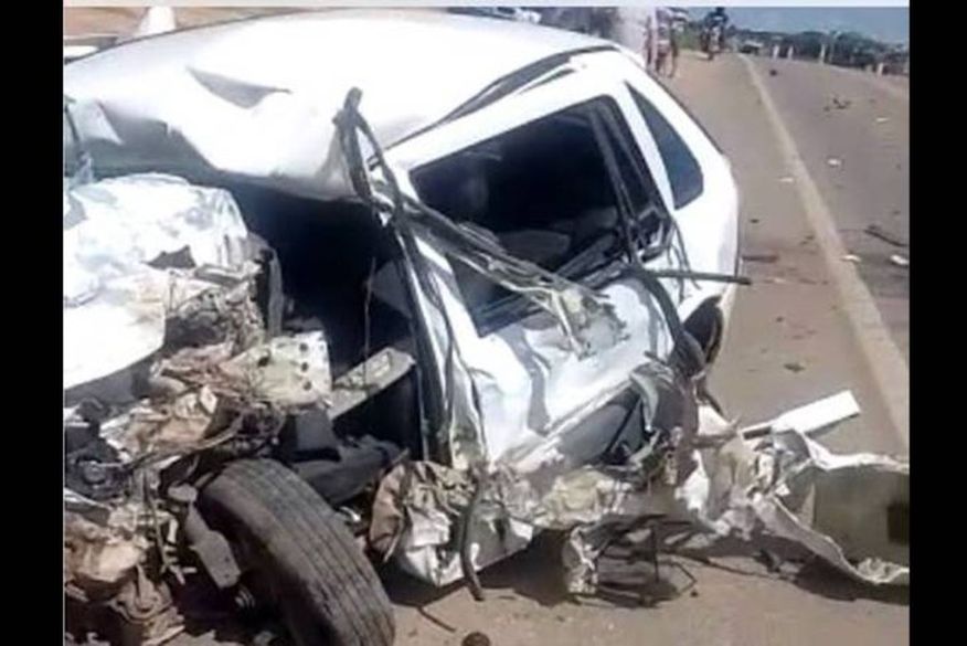 Rapaz morre após colisão frontal entre carro e caminhão na Paraíba