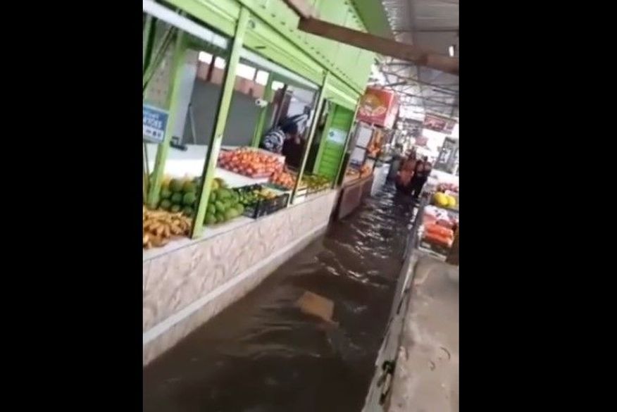 Comerciantes sofrem com inundação na feira de Tibiri, em Santa Rita, após fortes chuvas