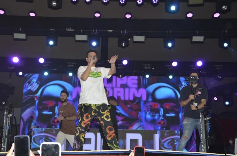 Felipe Amorim traz mistura de ritmos e leva público ao delírio no Parque do Povo