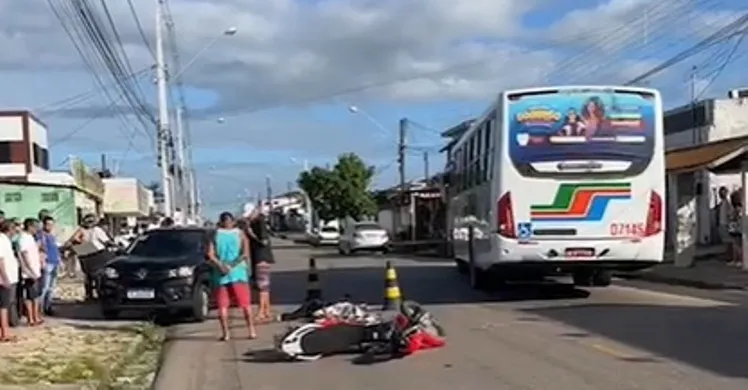 Motociclista morre após colidir motocicleta com ônibus, na Paraíba