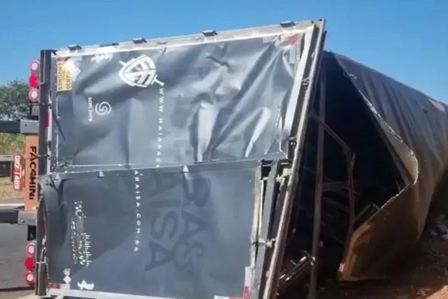 Carreta da dupla Maiara e Maraisa tomba em rodovia no interior de São Paulo