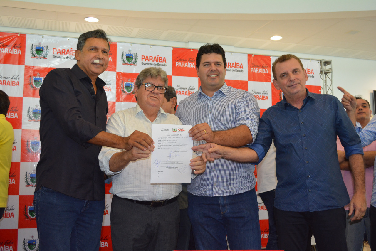 Prata recebe ônibus escolar do Governo do Estado