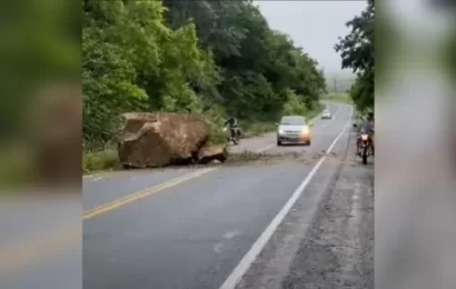 Rocha se desprende de barranco e interdita parte de estrada na Paraíba