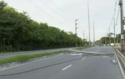 Carro derruba poste em acidente e interdita avenida principal do bairro Altiplano