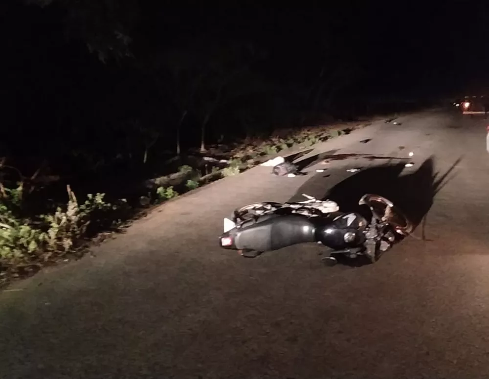 Acidente entre moto e caminhão deixa um morto na rodovia AMG-2320