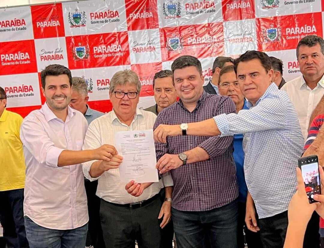 Ouro Velho recebe ônibus escolar do Governo do Estado