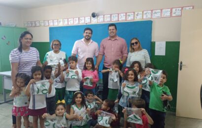 Prefeitura de Prata entrega uniformes para alunos da rede municipal de ensino