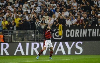 Libertadores: Fla bate Corinthians com gols de Arrascaeta e Gabriel