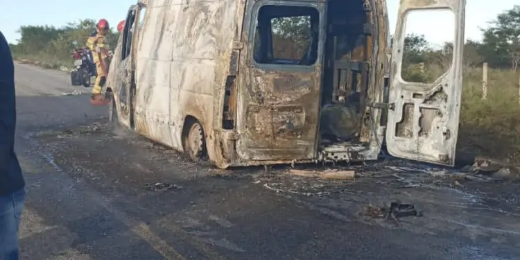 Ambulância pega fogo após atender chamada de resgate no Cariri