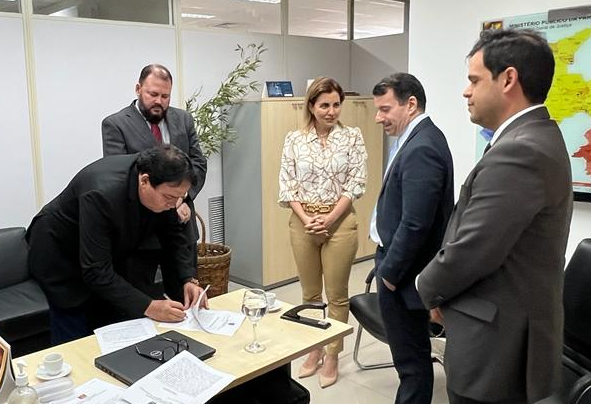 FIM DOS LIXÕES: Prefeito Souzinha assina acordo para encerramento do lixão em Serra Branca