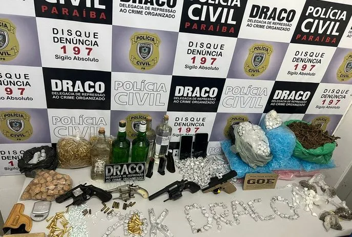 Operação contra o tráfico apreende drogas, armas, R$ 23 mil e prende 8 pessoas em CG