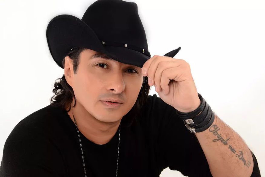 Cantor Vicente Nery sofre acidente de carro em Fortaleza