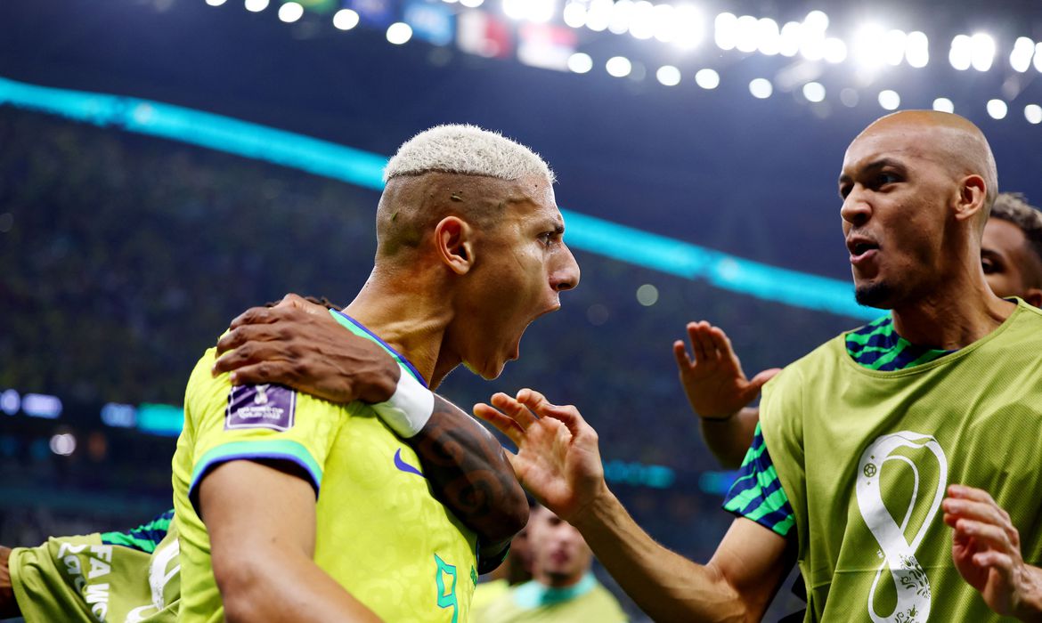 Richarlison decide e Brasil inicia Copa com vitória sobre a Sérvia