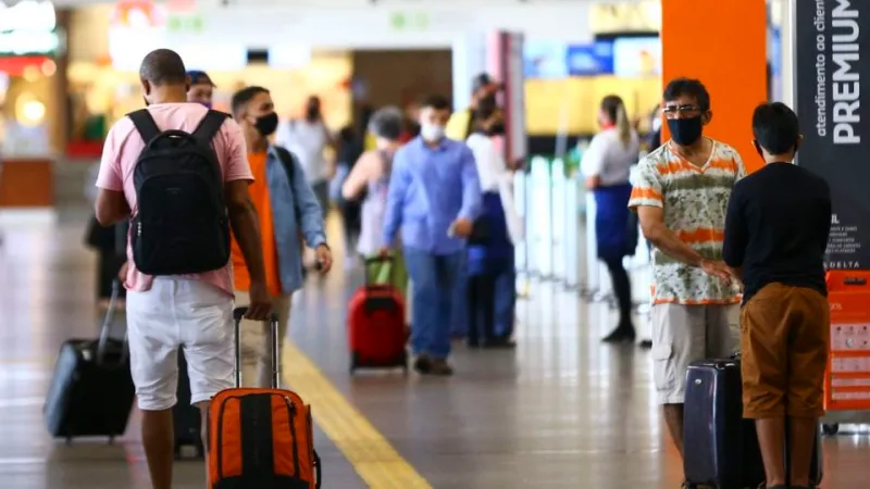Uso de máscaras em aviões e aeroportos é obrigatório a partir desta sexta