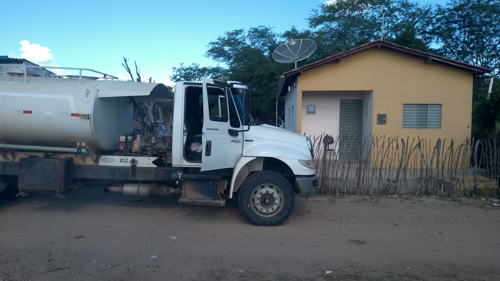 Prefeitura de Prata vem beneficiando população com abastecimento d’água através de carros-pipa