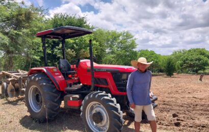 Prefeitura de Prata realiza aração de terras para agricultores do município