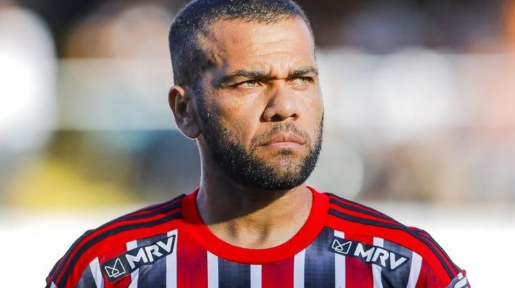 Jogador Daniel Alves é preso na Espanha acusado de agressão sexual