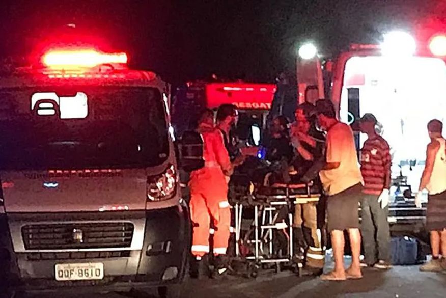 Ônibus com time de futebol cai de ponte e deixa mortos e feridos na BR-116