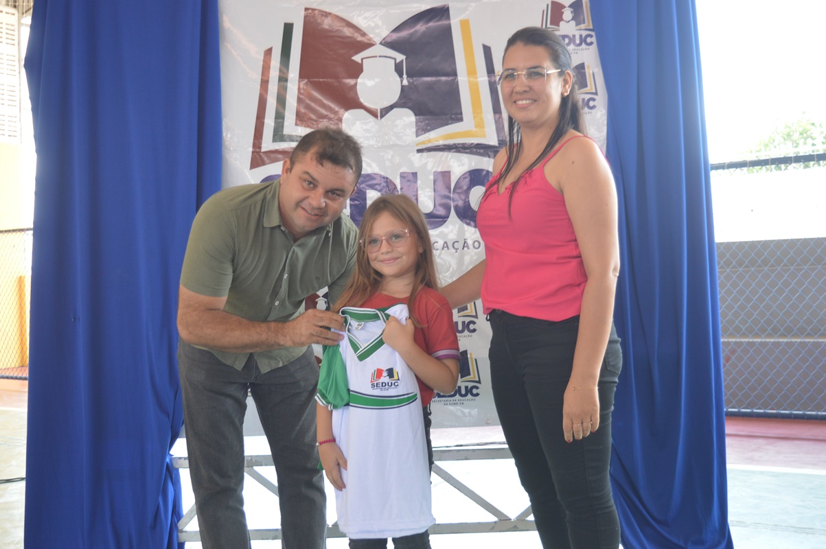 Vereador Daniel Lêla participa da entrega uniformes escolares em Sumé