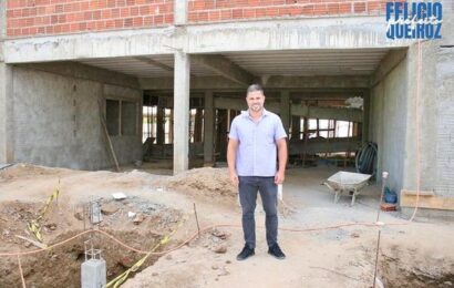 Prefeito Felício Queiroz vistoria obras da nova estrutura da Escola Bartolomeu Maracajá em São José dos Cordeiros