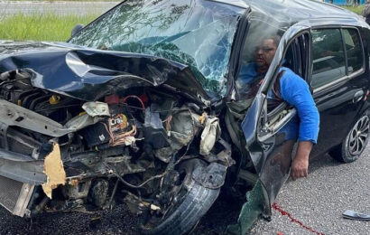 Homem perde controle de veículo, colide em árvore e fica preso em ferragens do carro