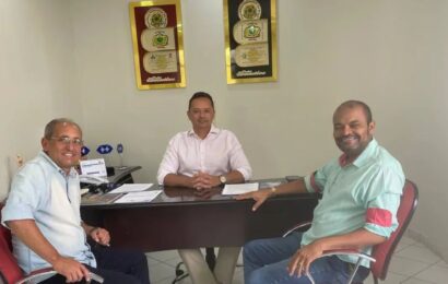 SUMÉ: Vereadores Antônio Carlos e Dida Alves participam de reunião com o prefeito Éden Duarte