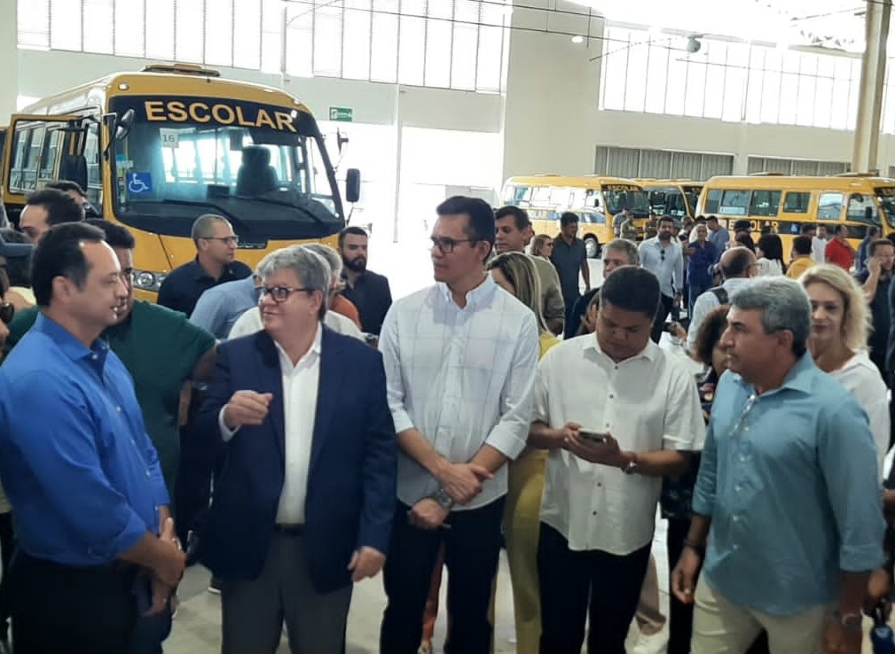 Governo do Estado entrega mais um ônibus escolar para o município de Sumé