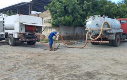 Prefeitura de Prata e Cagepa realizam desobstrução e limpeza da rede de esgoto do município