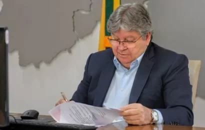 João Azevêdo estuda ampliar concurso com 2000 vagas para professores da Educação Básica na Paraíba