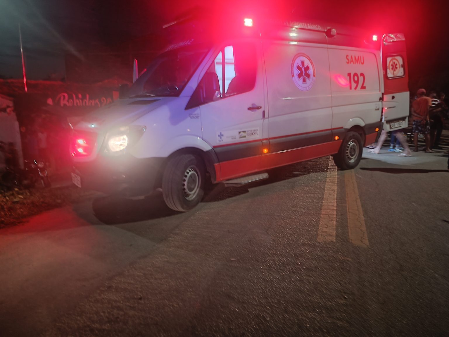 Motociclista e pedestre ficam gravemente feridos em acidente na BR-412