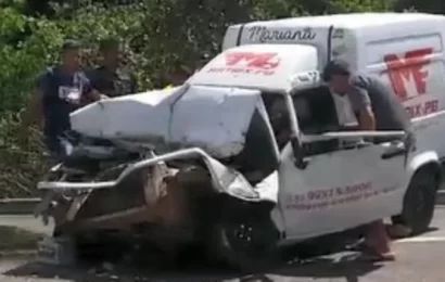 Motorista fica preso às ferragens em acidente com caminhão pipa e carro de entrega