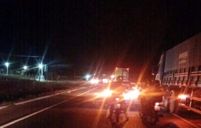 Colisão entre motos deixa pelo menos três feridos na BR-412, em Monteiro