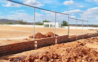 Prefeito Felício Queiroz visita Estádio Municipal e expressa entusiasmo com andamento das obras em São José dos Cordeiros