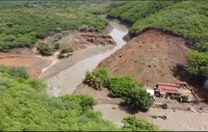 Rompimento de barragem deixa cidade da Paraíba inundada