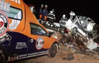 Batida entre caminhão e ônibus deixa 24 pessoas mortas e seis feridas no norte da Bahia