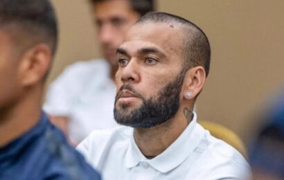 Ex-jogador Daniel Alves é condenado a 4 anos e 6 meses por estupro na Espanha