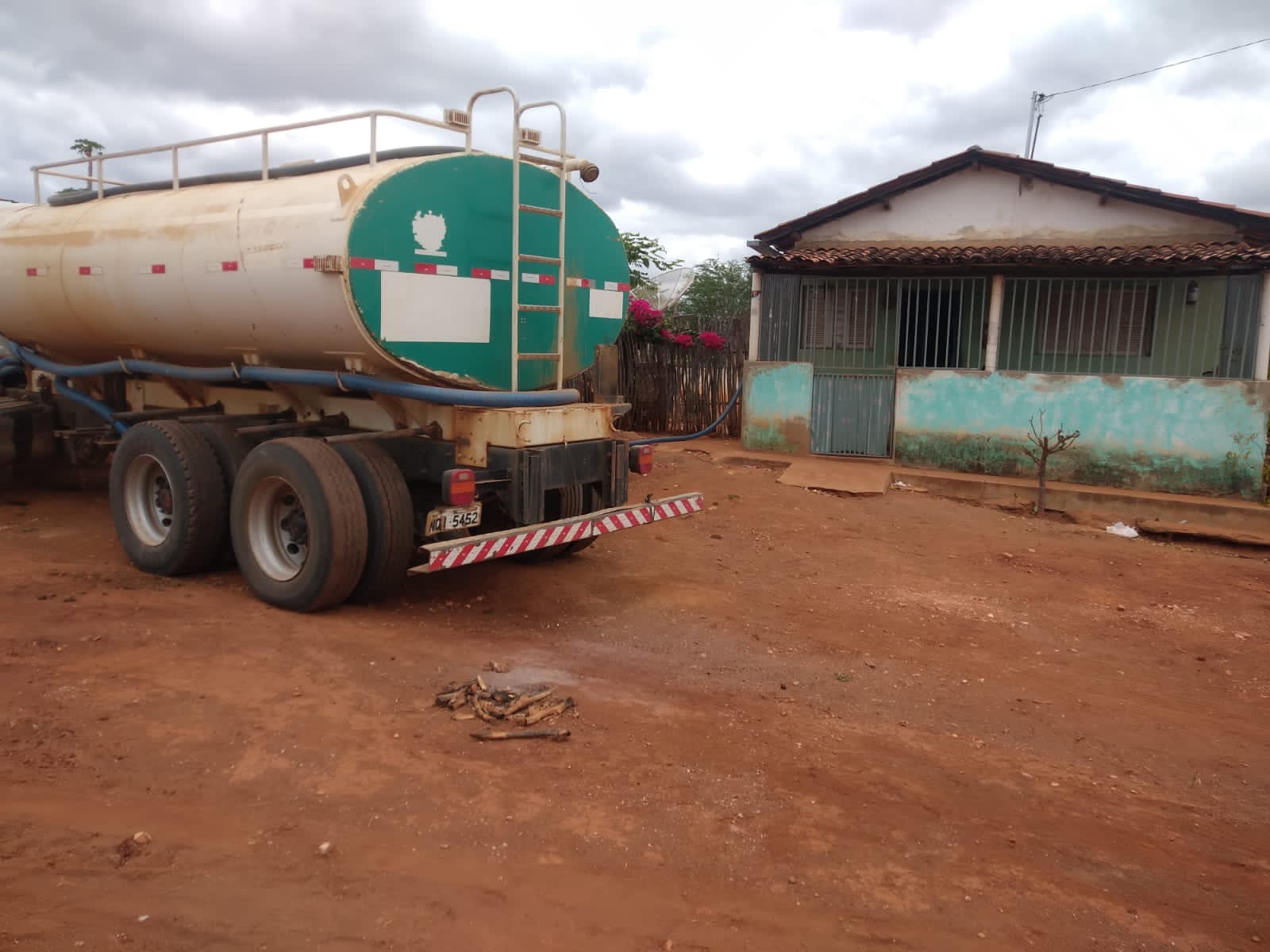 Prefeitura da Prata realiza abastecimento de água com carro pipa nas comunidades rurais