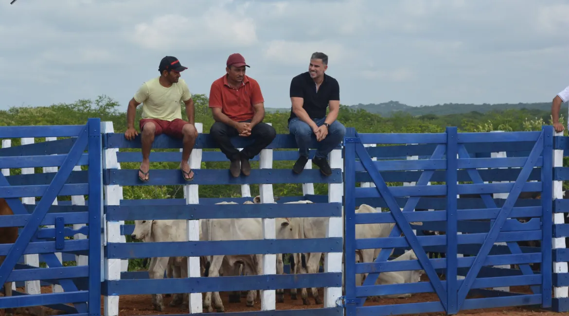 Prefeito Felicio Queiroz faz inauguração da feira de animais e aquece economia de São José dos Cordeiros