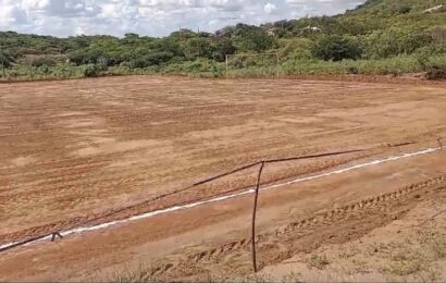 Prefeitura da Prata realiza obra de terraplanagem no campo de futebol da comunidade do Sítio Gabriel