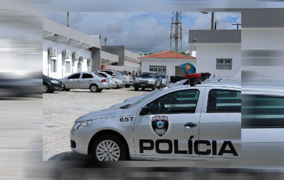 Polícia prende homem suspeito de matar pai e enterrar o corpo em casa, em Campina Grande