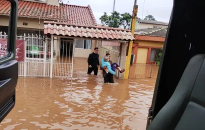 Sobe para 66 número de mortos no RS e Porto Alegre emite alerta de “inundação extrema”