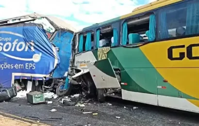 Três pessoas morrem e 32 ficam feridas em colisão envolvendo ônibus e carreta em Minas Gerais