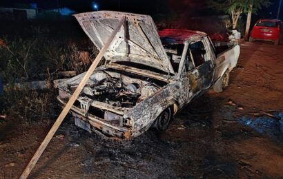 Carro é consumido por incêndio durante a madrugada em Sumé