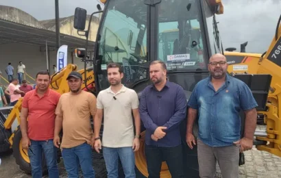 Prefeito de Camalaú, Bira Mariano, recebe retroescavadeira e anuncia novos veículos para o município