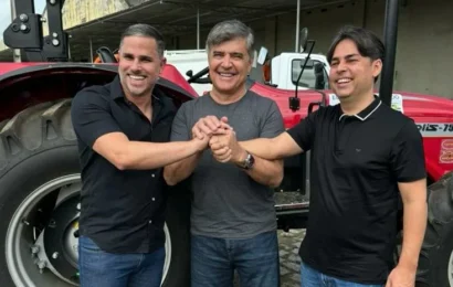 Prefeito Felício Queiroz recebe dois novos tratores e garante investimentos de R$ 2 milhões para o asfaltamento de ruas em São José dos Cordeiros