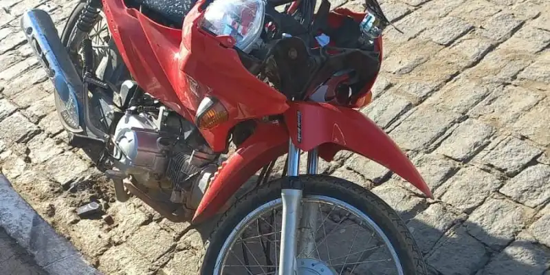 Em Monteiro: motociclista colide com traseira de ônibus