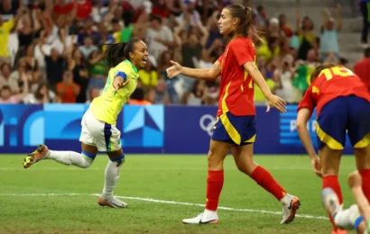 Brasil derrota Espanha e garante lugar na final do futebol feminino